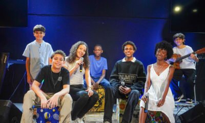 João Gabriel e alunos da escola de música Sonnoru’s. Foto: E.B Produções.