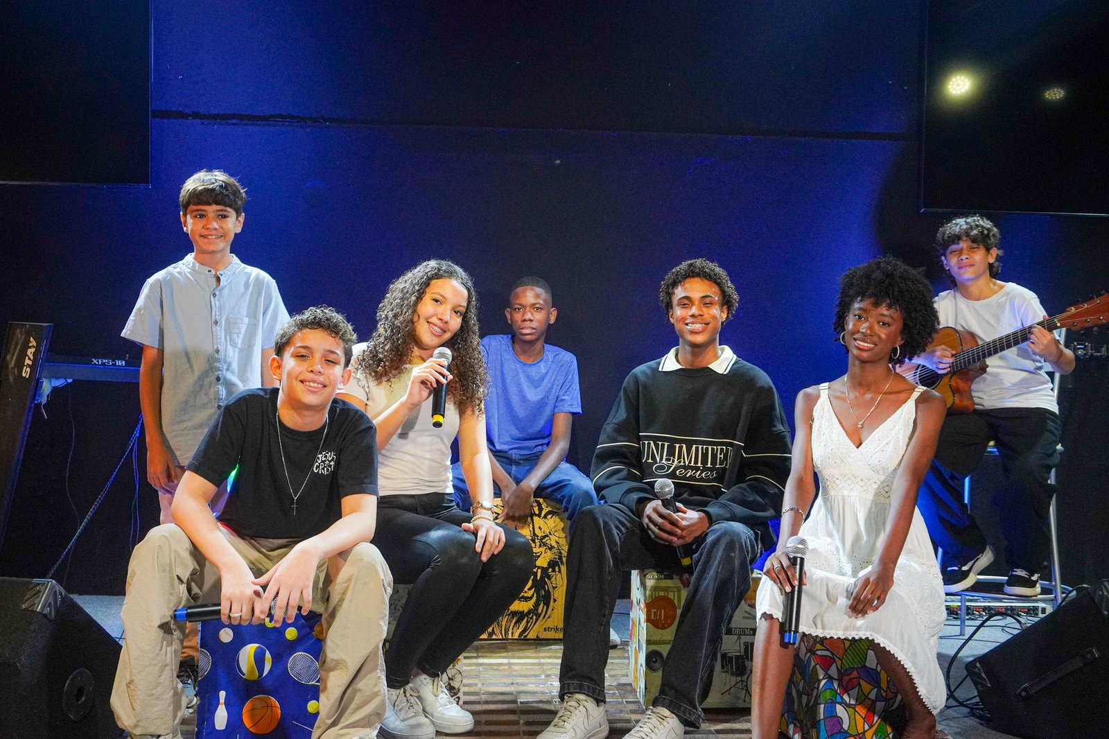 João Gabriel e alunos da escola de música Sonnoru’s. Foto: E.B Produções.